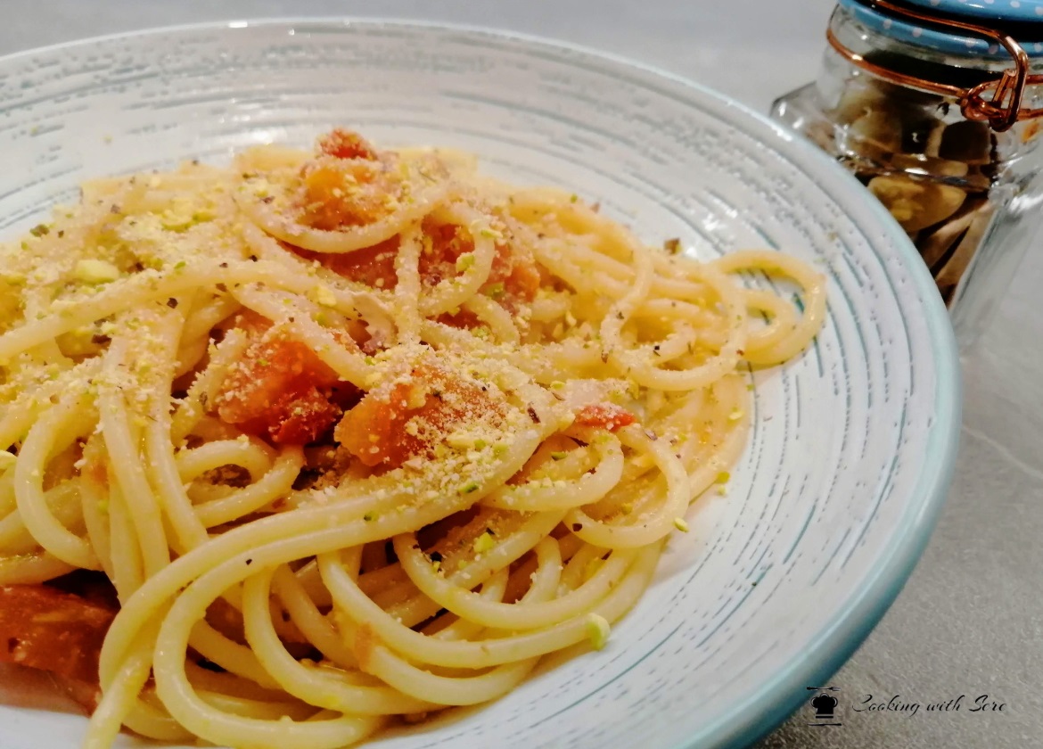 Pasta con granella di pistacchio e pomodorini - Cooking with Sere