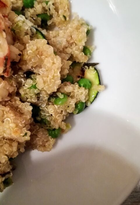 insalata di quinoa con zucchine e gamberi