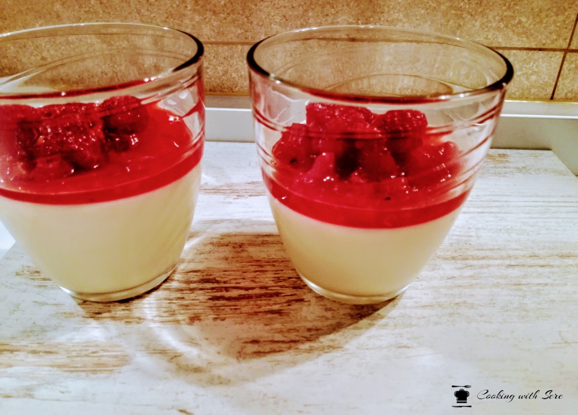 Panna cotta con coulis di lamponi - Cooking with Sere